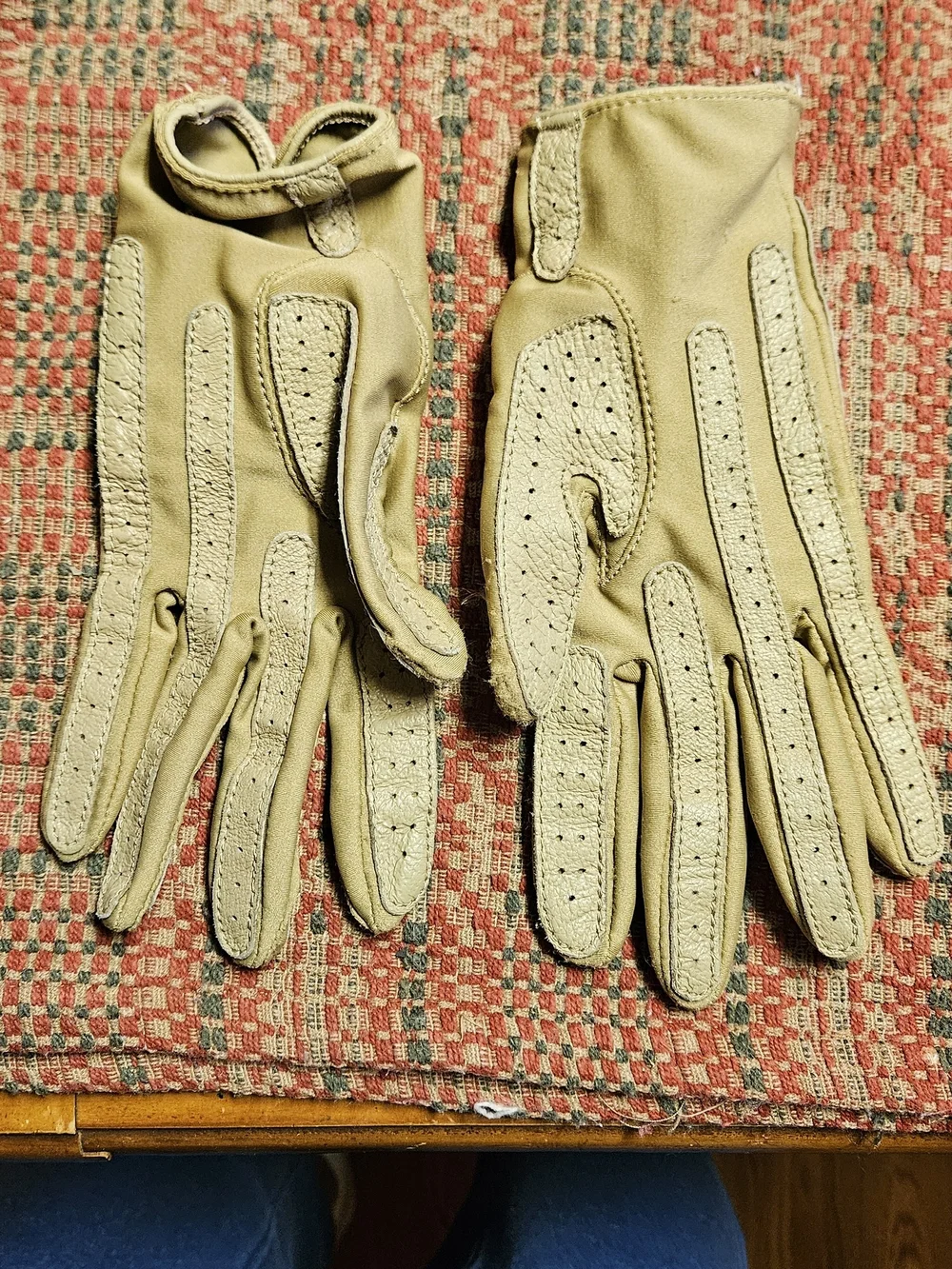 isotoner Womens Tan Leather Driving Gloves - Picture 2 of 4